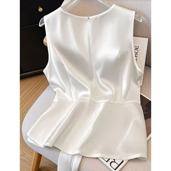 Lovely Cream Sleeveless Blouse w/ Tie at Front Medium NWOT - Picture 2 of 8